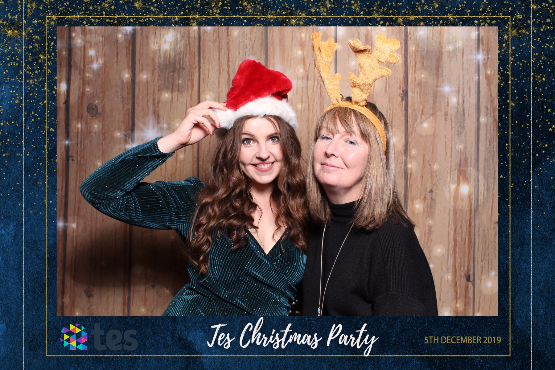 Tes Christmas party  | View more photos from the event at gallery.magicimages.uk/u/MagicImages/Tes-Christmas-party